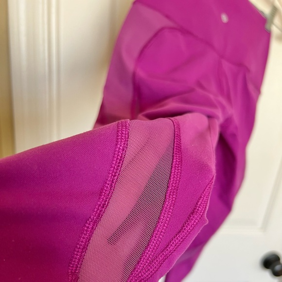 Lululemon 🍋 7/8 High Rise Mesh Panel Magenta Leggings Size 4 - Picture 10 of 11